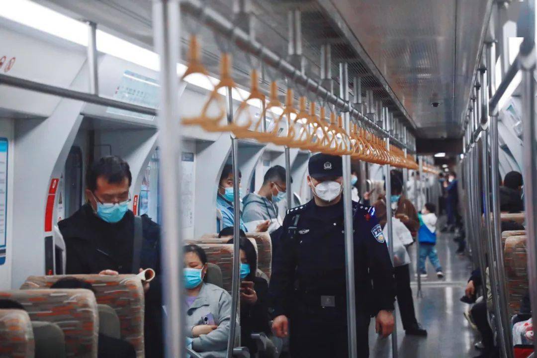苹果mini版微信
:北京的“宝藏”地铁站，到底有多美！