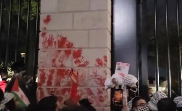 美国数万人涌入首都街道抗议：反对援助以色列 白宫围栏被涂红漆-第2张图片-太平洋在线下载