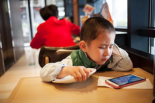孩子玩手机受伤新闻视频看手机眼睛瞎了的儿童视频